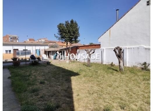 Casa a la venta en la calle Carlos V 38, La Bañeza