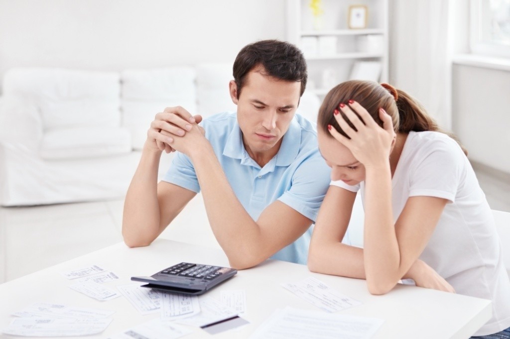 pareja calculando cuanto dinero destinar a la hipoteca