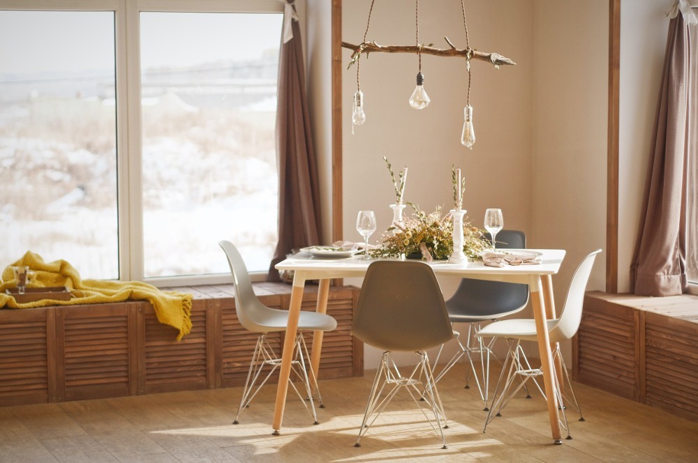 Mesas de madera clara fundamentales en el comedor nordico