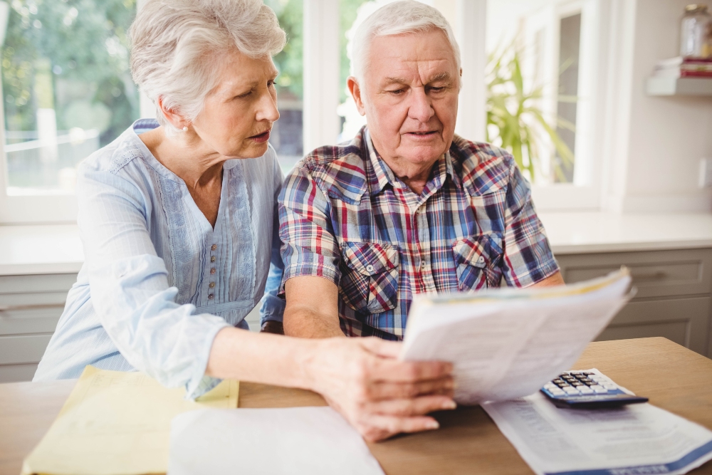jubilados revisando hipoteca inversa