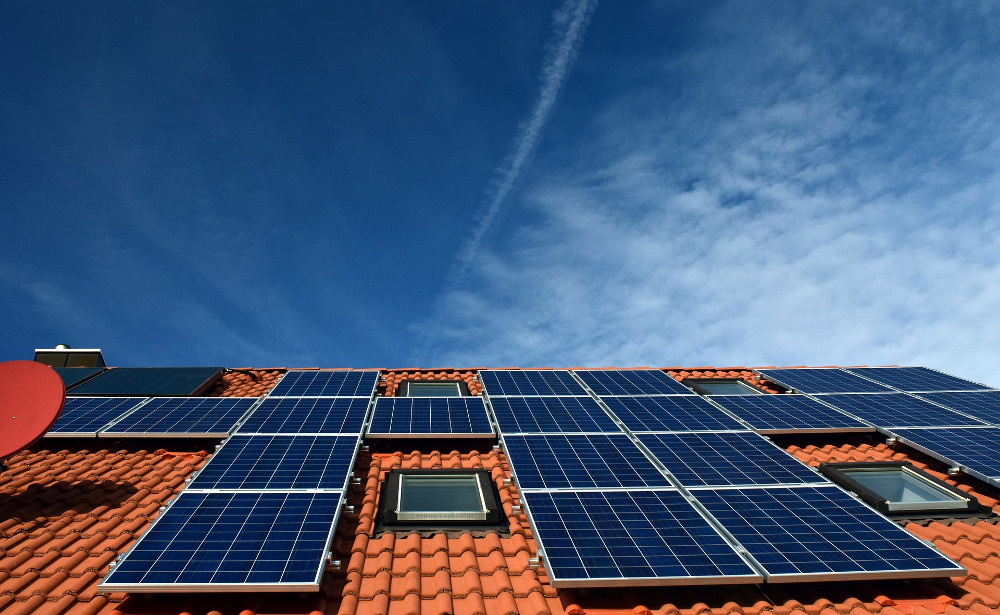 Paneles solares en el tejado de la vivienda