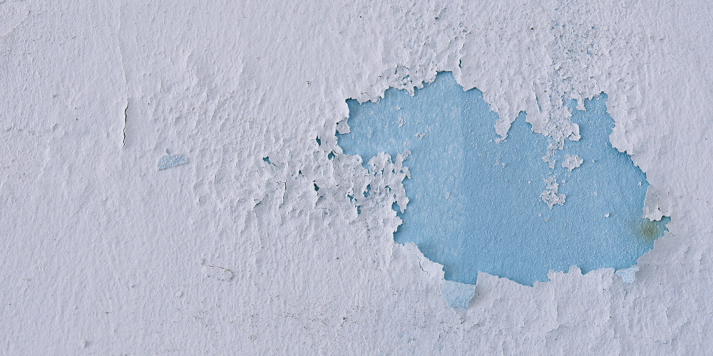 desconchón de pintura en la pared de un piso