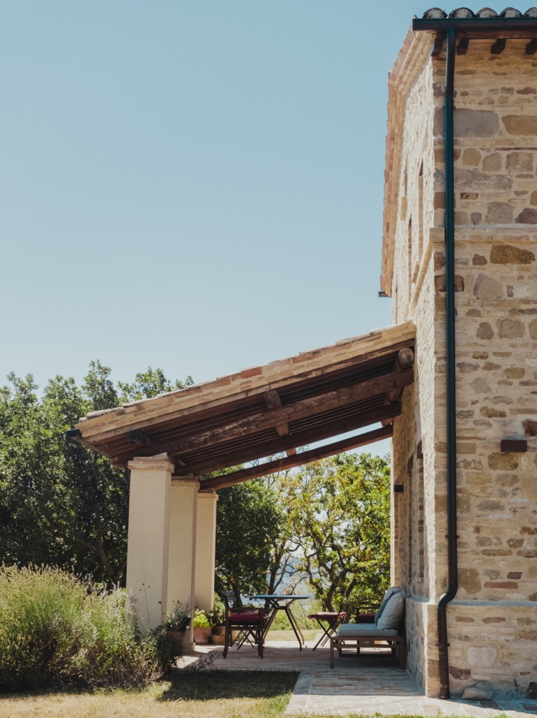 Los porches son un complemento perfecto para una casa de piedra 