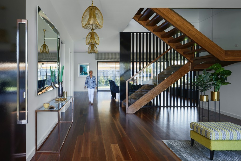 Las escaleras de madera son habituales en el interior de la casa 