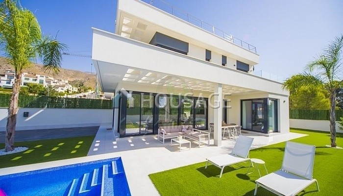 Villa a la venta en la calle Sierra Cortina Spa & Sports Club Resort, Finestrat