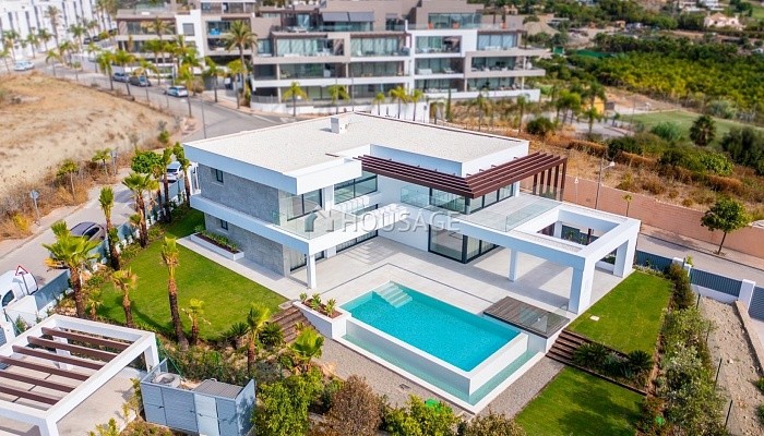 Villa de 4 habitaciones en venta en Estepona, 228 m²